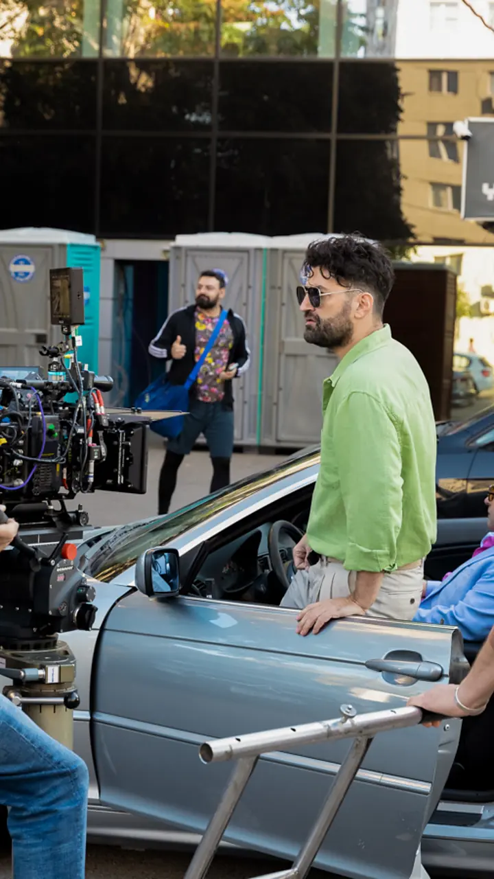 Mașină cu ușa scoasă și aparatul de filmat montat în locul ei